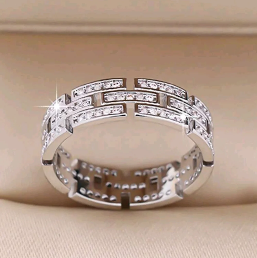 BRAND NEW ** Elegant Silver Women's Ring